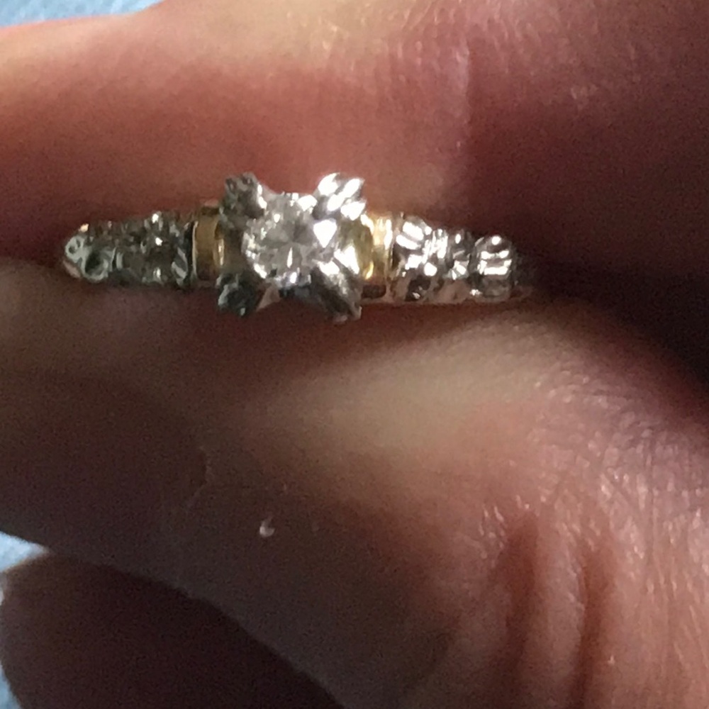 Elegant Gold and Diamond Women's Ring